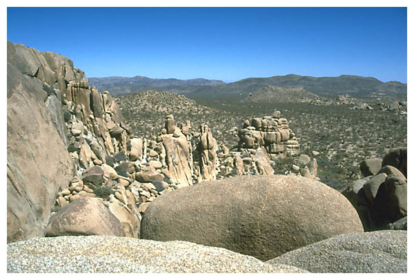 Rocks Joshua: Viem from a rock formation in Joshua Tree National Park, near the North entrance.