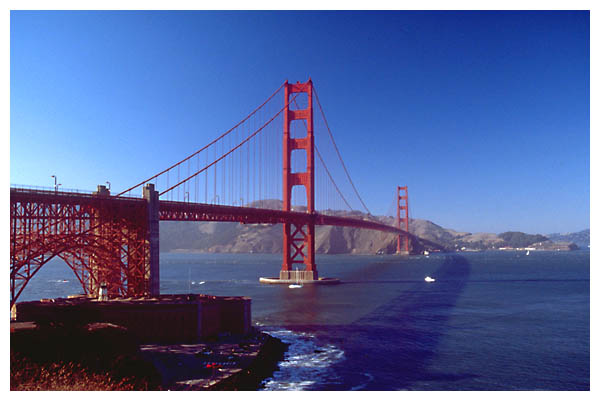 Golden Gate far: 